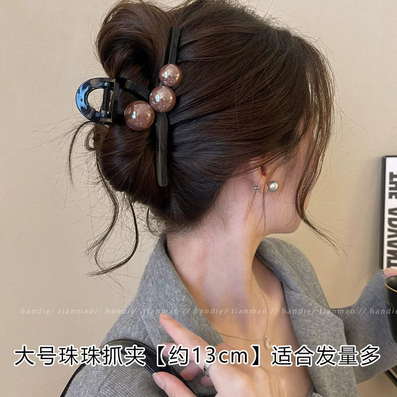 Elegant pearl grab clip for women, high-end 2026 new style shark clip at the back of the head, medium size coil hair clip, small hair volume