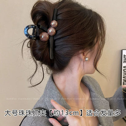 Elegant pearl grab clip for women, high-end 2026 new style shark clip at the back of the head, medium size coil hair clip, small hair volume
