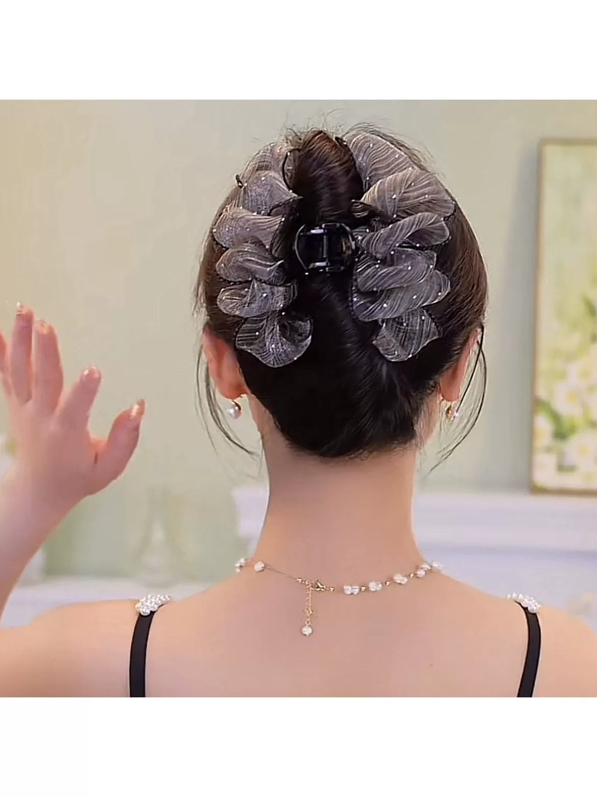 Elegant temperament, sophistication, gray pleated mesh bubble claw clip, medium size, little hair volume, hair clip, shark clip at the back of the head