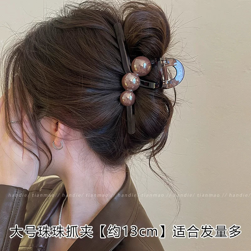 Elegant pearl grab clip for women, high-end 2026 new style shark clip at the back of the head, medium size coil hair clip, small hair volume