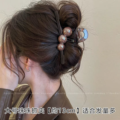 Elegant pearl grab clip for women, high-end 2026 new style shark clip at the back of the head, medium size coil hair clip, small hair volume