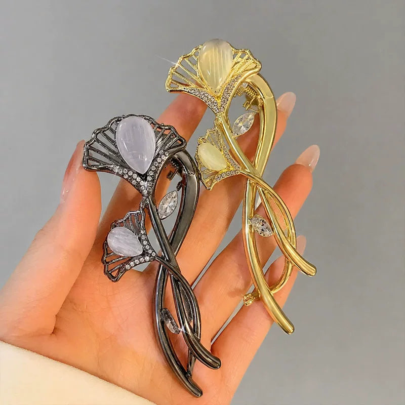 Large size with a sophisticated feel, fully diamond-filled metallic temperament, light luxury twist twist pin, figure-eight hair updo, exquisite headpiece hair accessory for women
