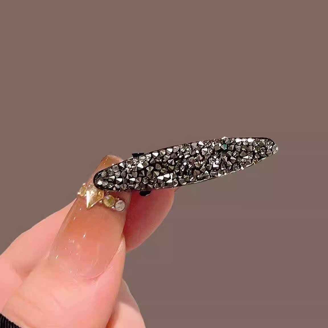 2026 New Super Attractive Side Hair Clip, Small Bangs Hair Clip, Rhinestone Duckbill Clip on the Forehead, Sophisticated Feel