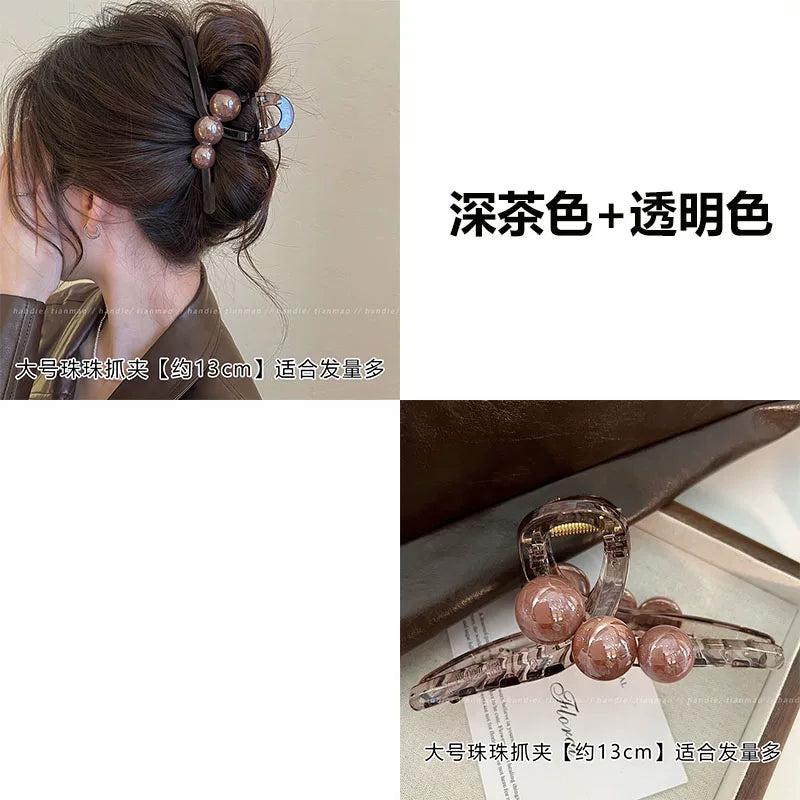 Elegant pearl grab clip for women, high-end 2026 new style shark clip at the back of the head, medium size coil hair clip, small hair volume
