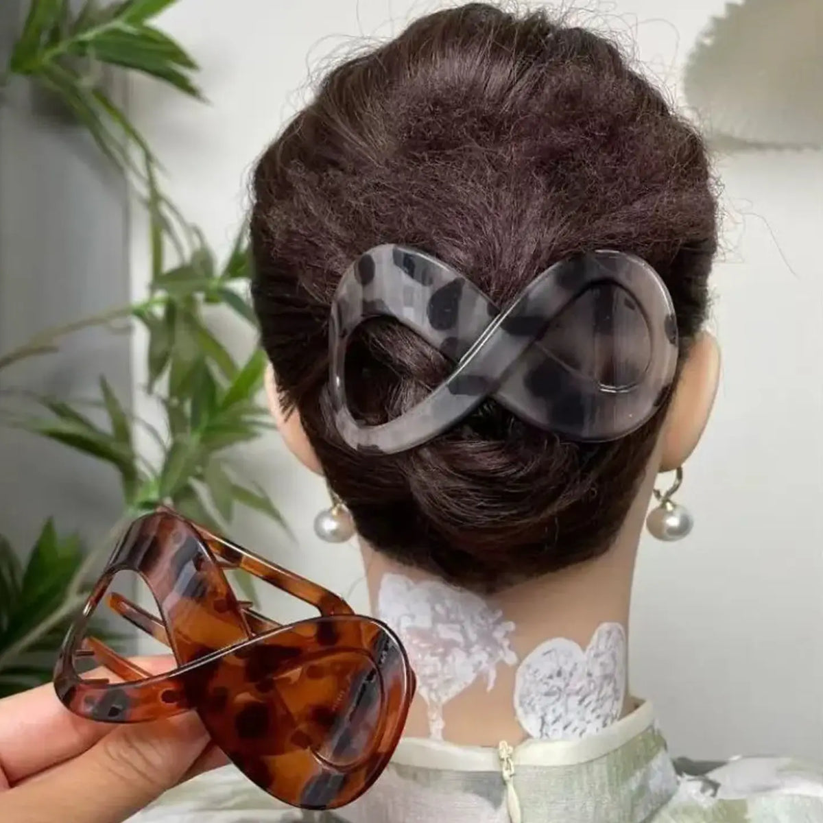 Elegant figure-8 hair clip for women, fashionable leopard print polka dot hairpin, frosted updo, shark clip headwear