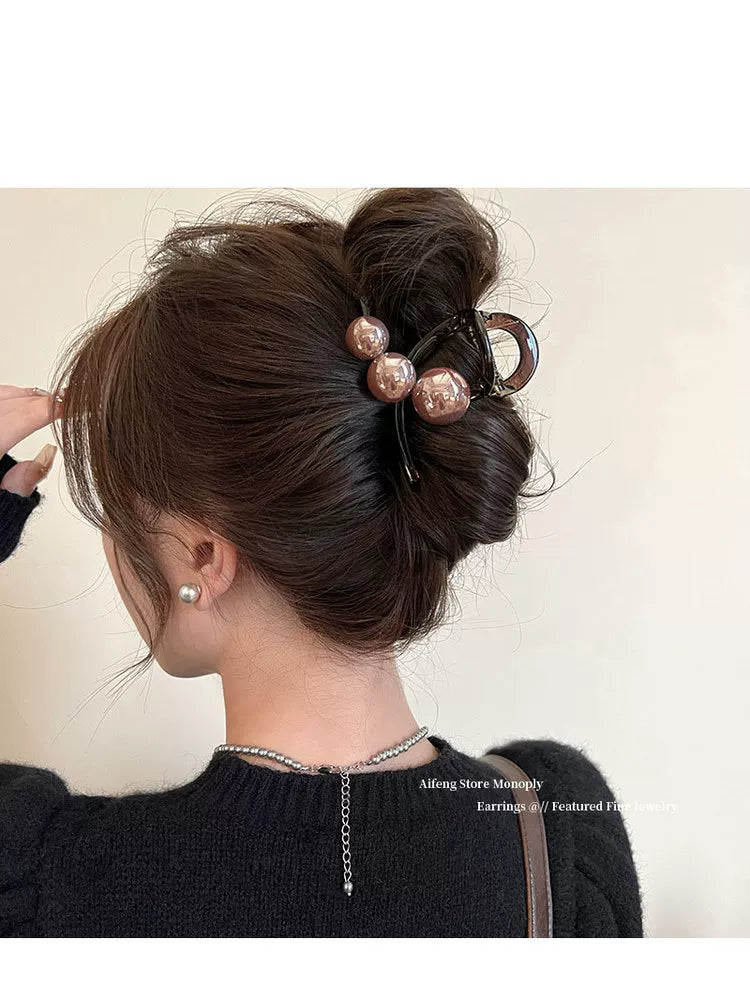 Elegant pearl grab clip for women, high-end 2026 new style shark clip at the back of the head, medium size coil hair clip, small hair volume