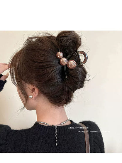 Elegant pearl grab clip for women, high-end 2026 new style shark clip at the back of the head, medium size coil hair clip, small hair volume