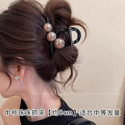 Elegant pearl grab clip for women, high-end 2026 new style shark clip at the back of the head, medium size coil hair clip, small hair volume