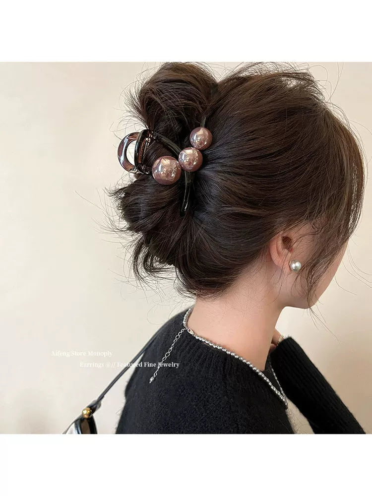 Elegant pearl grab clip for women, high-end 2026 new style shark clip at the back of the head, medium size coil hair clip, small hair volume