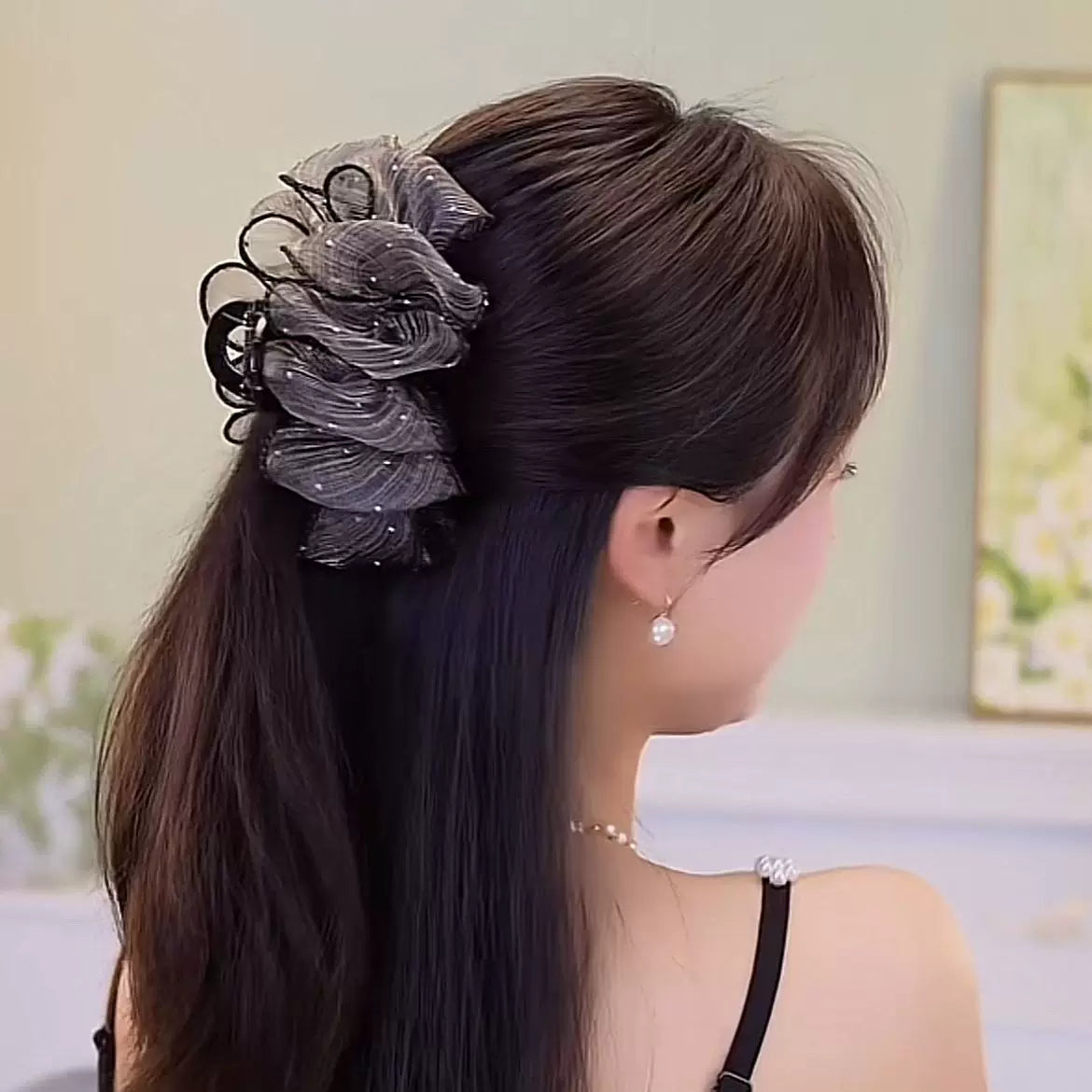 Elegant temperament, sophistication, gray pleated mesh bubble claw clip, medium size, little hair volume, hair clip, shark clip at the back of the head
