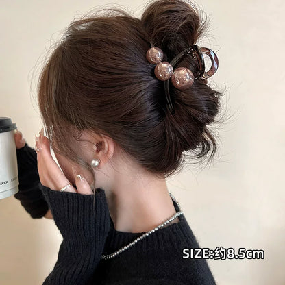 Elegant pearl grab clip for women, high-end 2026 new style shark clip at the back of the head, medium size coil hair clip, small hair volume