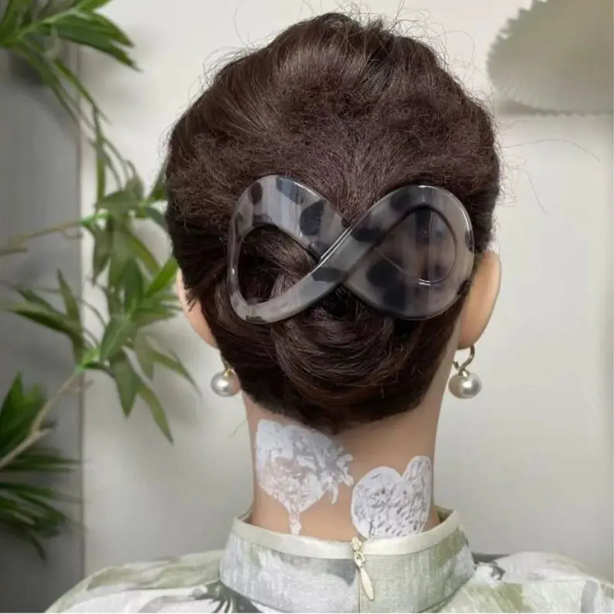 Elegant figure-8 hair clip for women, fashionable leopard print polka dot hairpin, frosted updo, shark clip headwear