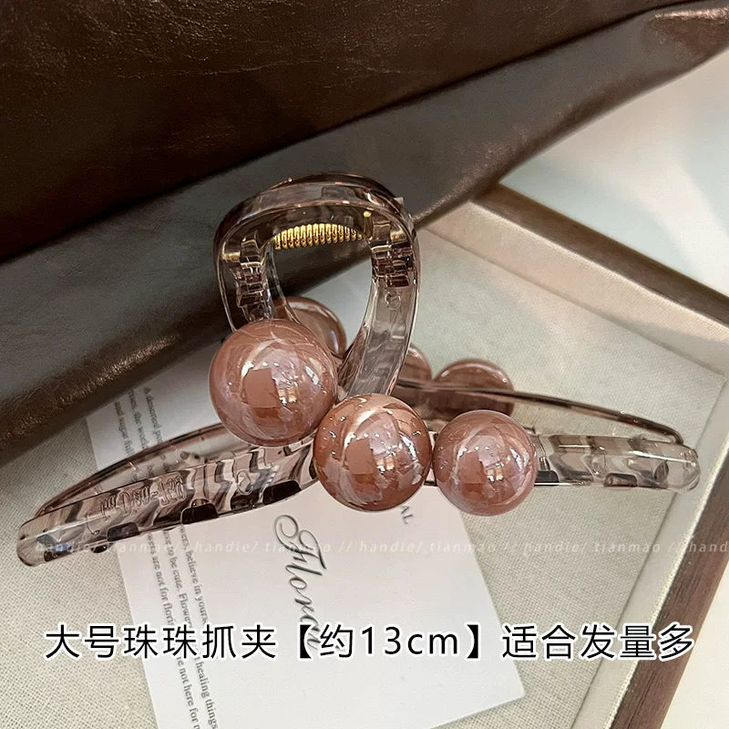 Elegant pearl grab clip for women, high-end 2026 new style shark clip at the back of the head, medium size coil hair clip, small hair volume