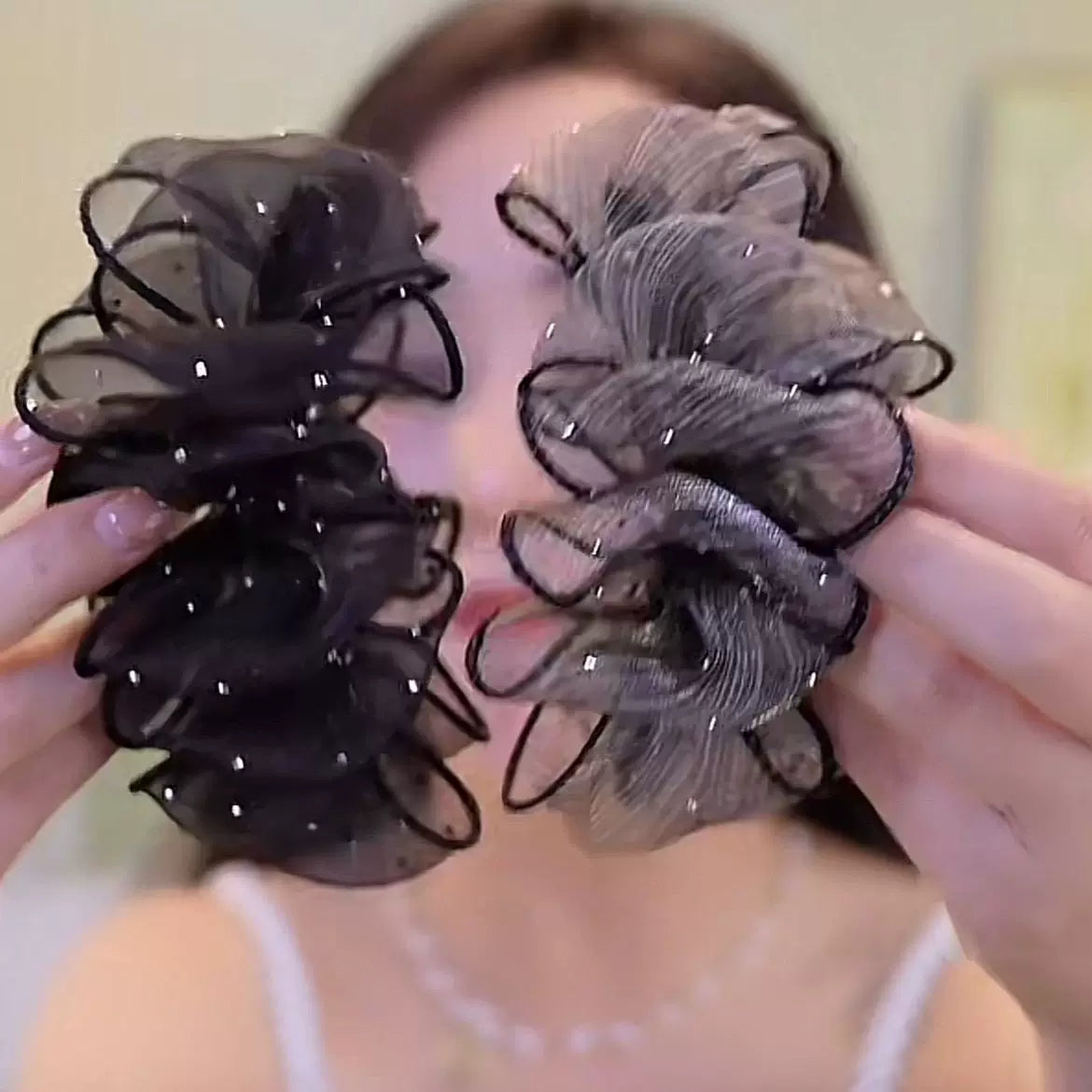 Elegant temperament, sophistication, gray pleated mesh bubble claw clip, medium size, little hair volume, hair clip, shark clip at the back of the head