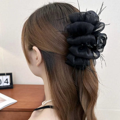Temperament: Korean gypsophila hairpin women's high-end new feather grip clip, high-end back of the head, updo shark clip