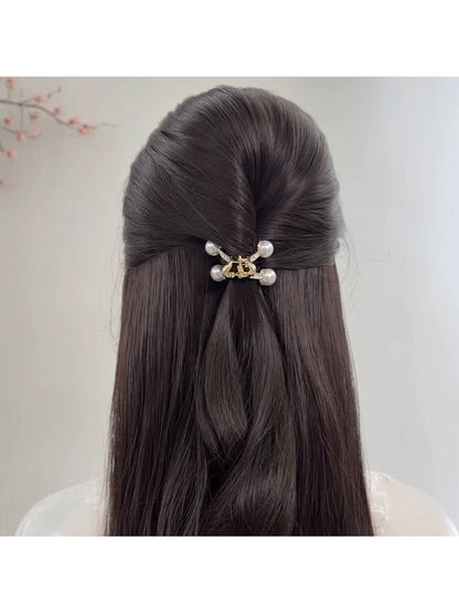 Short hair, awkward phase, half-bun, pearl small clip, high-end V-shaped hair clip at the back of the head, women's hair volume with little clip