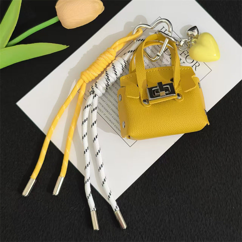 Creative miu is a personalized mini leather pouch keychain, headphone bag, accessories, keychain, school bag, pendant