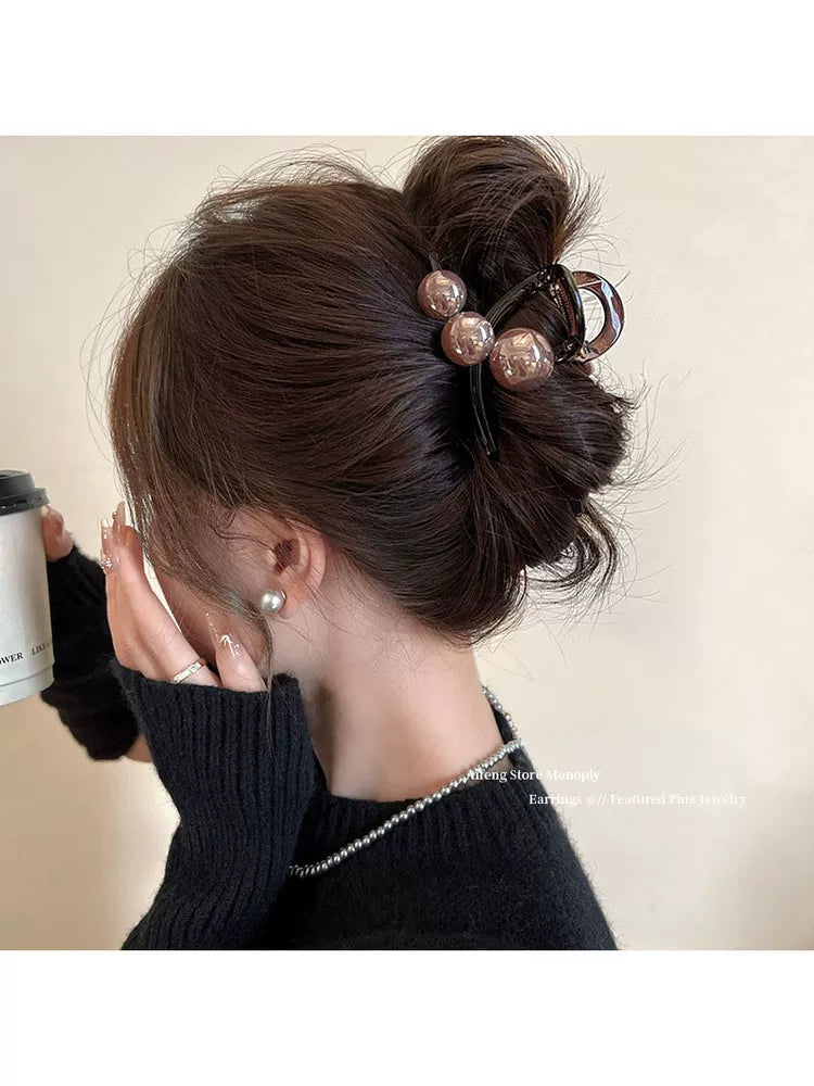 Elegant pearl grab clip for women, high-end 2026 new style shark clip at the back of the head, medium size coil hair clip, small hair volume