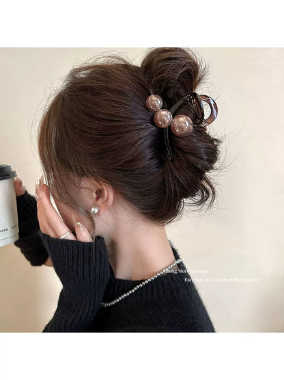 Elegant pearl grab clip for women, high-end 2026 new style shark clip at the back of the head, medium size coil hair clip, small hair volume