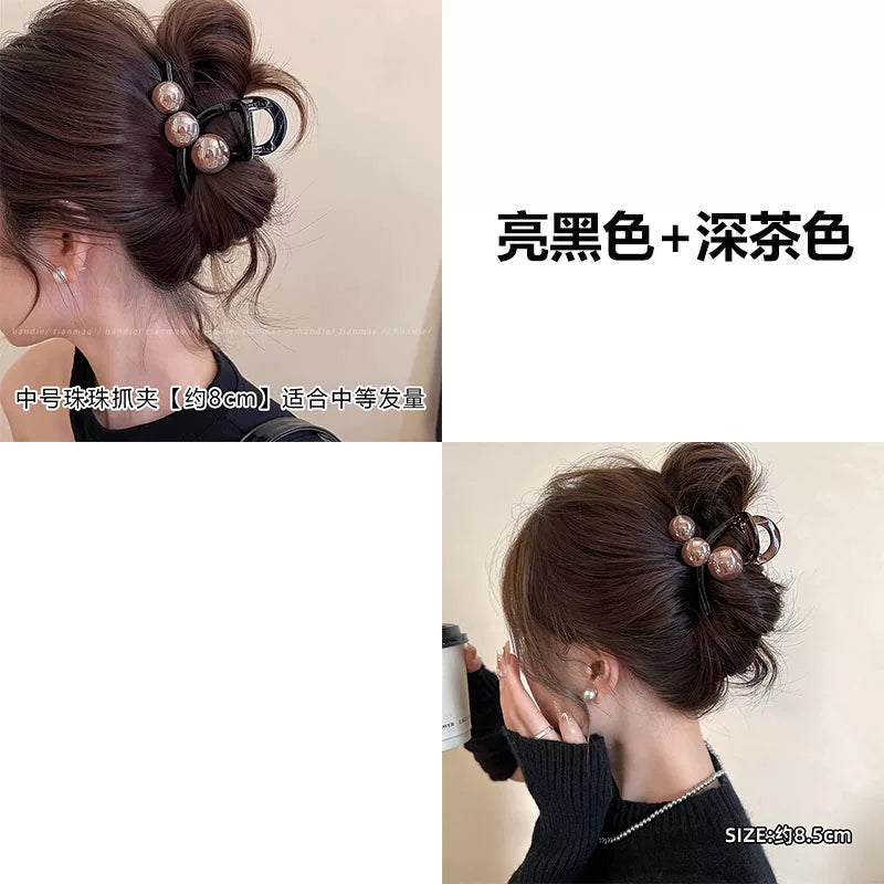 Elegant pearl grab clip for women, high-end 2026 new style shark clip at the back of the head, medium size coil hair clip, small hair volume