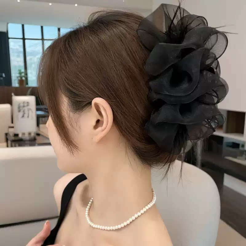 Temperament: Korean gypsophila hairpin women's high-end new feather grip clip, high-end back of the head, updo shark clip